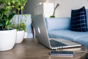 macbook, iphone, phone-1093641.jpg